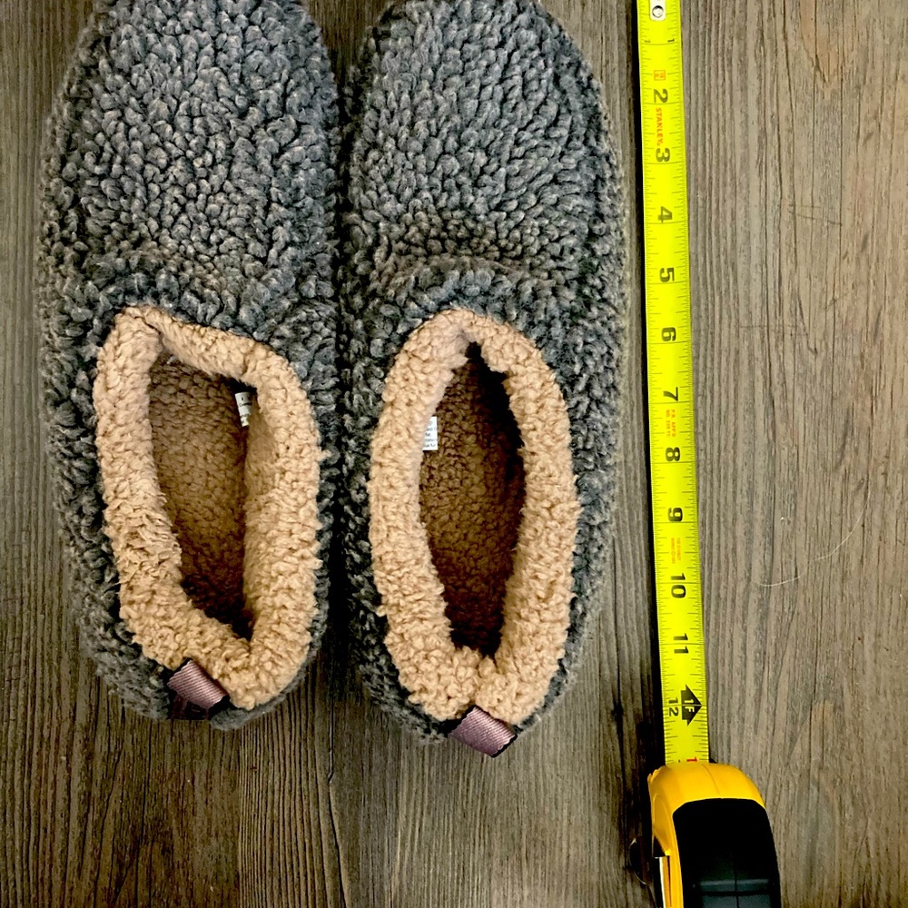 Mens size 10.5 Rockdove slippers never worn.